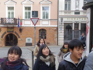 旧市街を歩く生徒たち