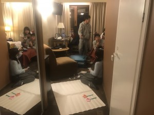 ホテルにてプレゼンの準備をする生徒たち